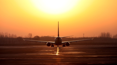 2018年春运首日，山航飞机迎着朝阳滑向跑道（吴万渊、徐戴维拍摄）.JPG