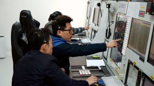 春运保障 海南空管分局繁忙的进近管制大厅（海南空管分局）.jpg