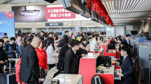杭州机场春运首日 值机柜台前旅客   （胡尧华 拍摄）.jpg