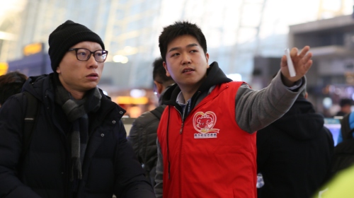 南航志愿者服务旅客（南宣 拍摄）.jpg