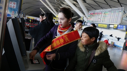 北部灣航空志願者協助旅客辦理登機手續 （郭月茹 拍攝）.jpg